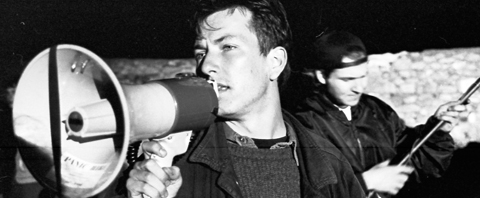 En man som talar i en megofon på en filminspelning