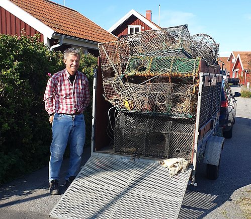 Per-Olof Samuelsson och ett bilsläp med hummertinor