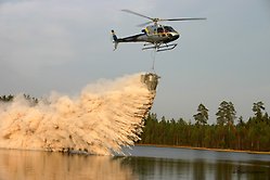 Helikopterkalkning av sjö. Foto: Örjan Carlström