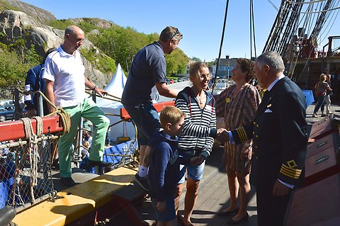 Kapten Carsten Hedlund och kommunalrådet Liselotte Broberg välkomnade alla besökare personligen, närmast kameran Christin Appelqvist med sonen Erik Appelqvist Hahne. 