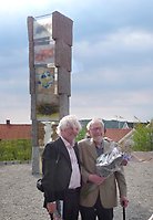 Skulpturen Pålarne och konstnärerna Pål Svensson (t v) och Arne Isacsson.