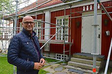 Tony Jönsson framför Tingshuset