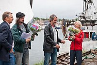 Robert och Charles Olsson tar emot blommor från Maggie Ciprian Olevik och Clas-Åke Sörkvist.