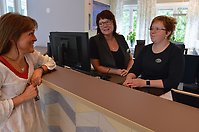 Eva Lindskog Johansson (t v), kommunens hälsoutvecklare, uppmanas fortsätta med aktivitetstävlingen av kommunvägledarna Maria Ottosson och Martina Edberg 