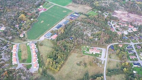 Flygfoto över planområde Tanums-Gissleröd 1:3, Ängens förskola och Industrivägen